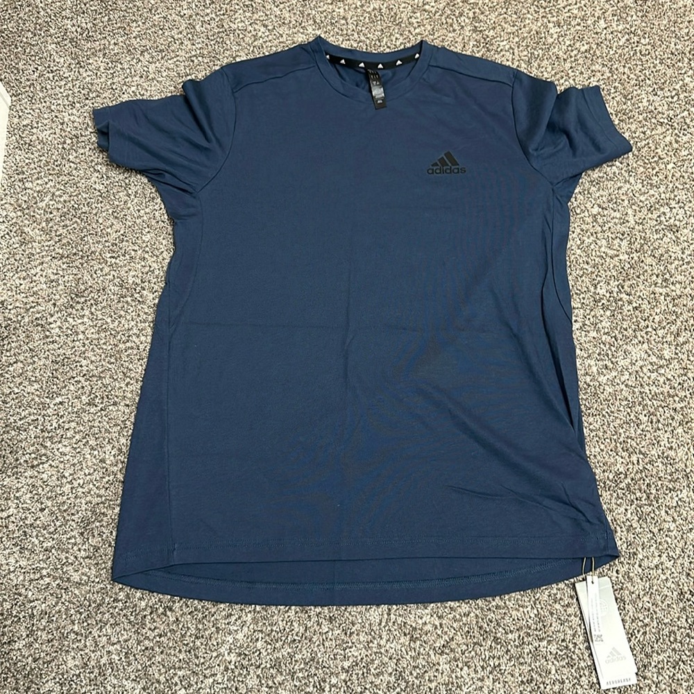 NWT‼️Mens Adidas Aeroready Tee - size large